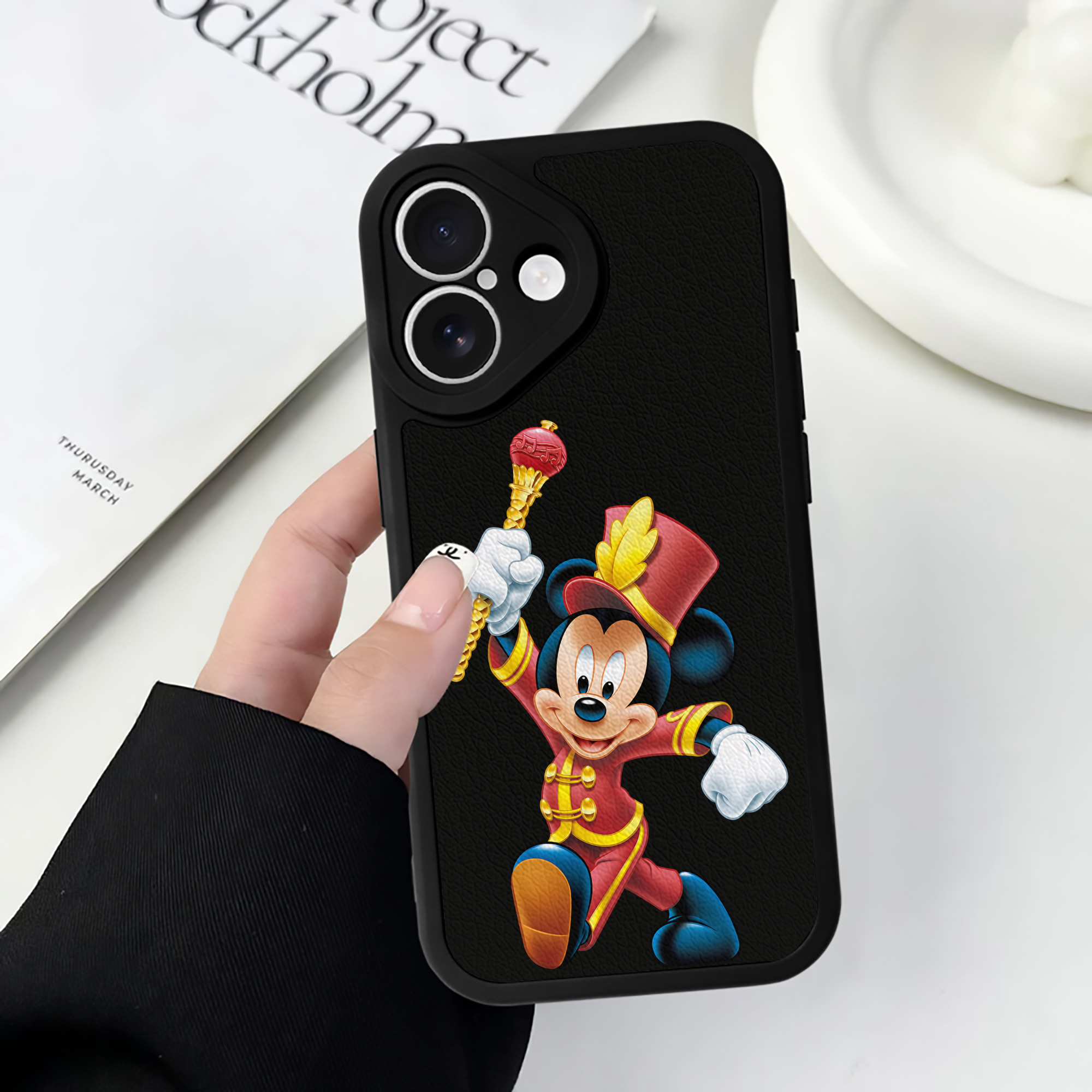 （画像用） ミッキーマウス Mickey Mouse 【iPhone 16シリーズ対応】シリコンスマホケース（レザー調） 材質：シリコン